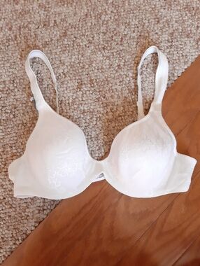 NWT Maidenform Barely There Bra size 36B